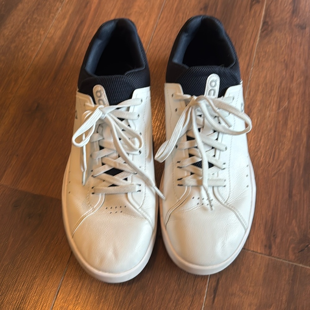 On Cloud The Roger Advantage. Leather
